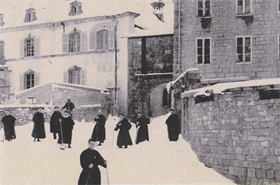 Les séminaristes devant la porte de Nods et de l’hôpital
